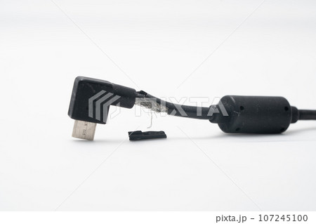断線で導体が剥き出しのUSB Type-Bケーブル 107245100