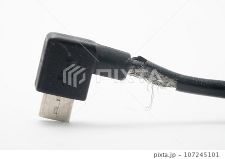 断線で導体が剥き出しのUSB Type-Bケーブル 107245101