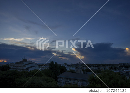 雨雲 ゲリラ豪雨 雨 雲 低気圧 雷雲 雨雲 ゲリラ豪雨 雨 雲 低気圧 雷雲 107245122