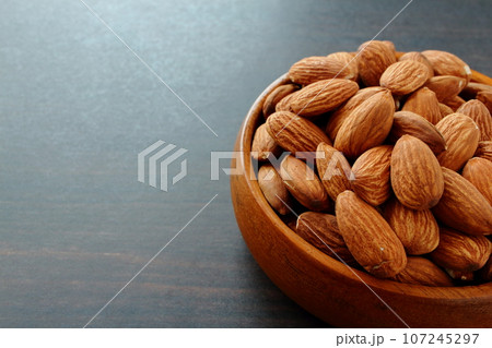 木製食器に入ったアーモンド 107245297