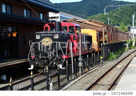 トロッコ嵯峨駅に停車中の電車 107246099