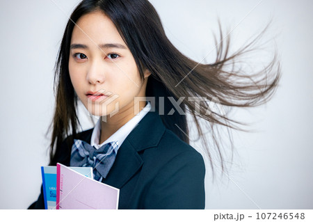 女子高生　真剣　広告イメージ 107246548