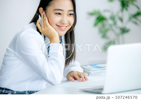オンライン授業を受ける女子高生 オンライン授業を受ける女子高生 107246570