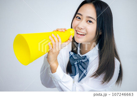 メガホンを持ち応援する女性 メガホンを持ち応援する女性 107246663