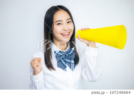 メガホンを持ち応援する女性 メガホンを持ち応援する女性 107246664