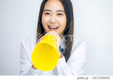 メガホンを持ち応援する女性 メガホンを持ち応援する女性 107246665