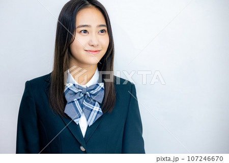 笑顔の女子高生の上半身 107246670