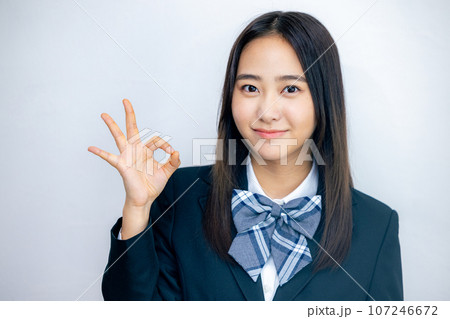 笑顔の女子高生の上半身 107246672