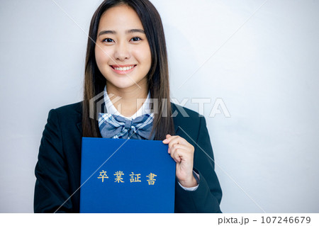 卒業証書を持つ女子高生 卒業証書を持つ女子高生 107246679