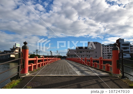 晴天の岩田川の観音橋　三重 107247010