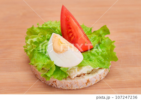 Rice Cake Sandwich with Tomato, Lettuce and Egg Rice Cake Sandwich with Tomato, Lettuce and Egg 107247236