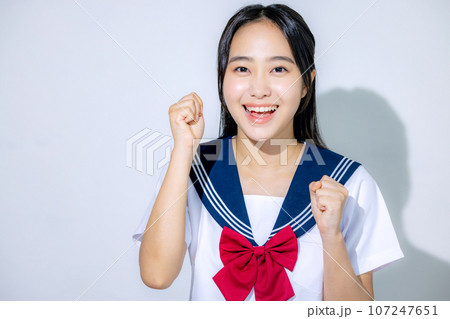 応援する女子高生 107247651