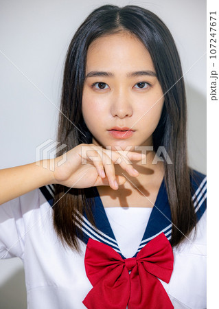 考える女子高生 考える女子高生 107247671
