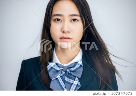 女子高生　真剣　広告イメージ 107247672