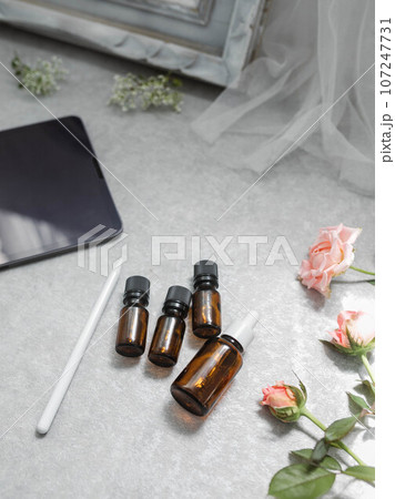 アロマと花のある風景 107247731