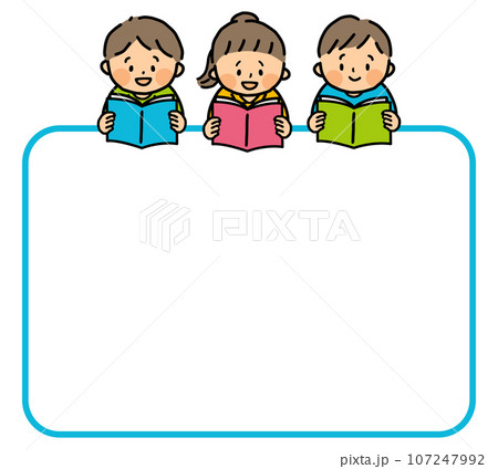 読書をする子供たちとコピースペース 読書をする子供たちとコピースペース 107247992