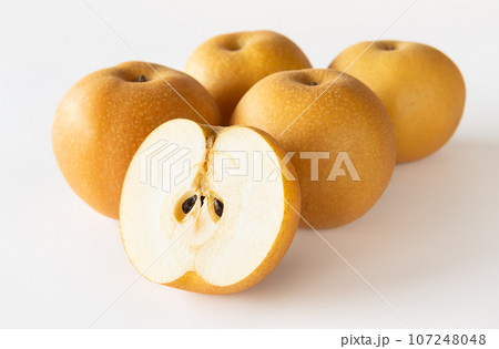 梨　半分にカットした豊水梨　果物　フルーツ　豊水 107248048