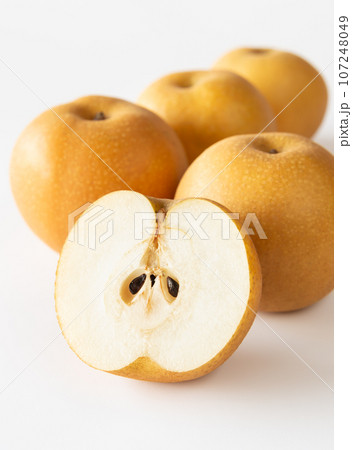 梨　半分にカットした豊水梨　果物　フルーツ　豊水 107248049