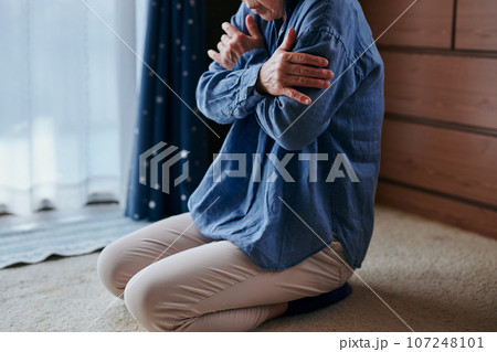 寒気がする冷え性のシニア女性 107248101