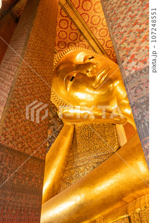 バンコク、ワット・ポー、花の咲く涅槃仏寺 バンコク、ワット・ポー、花の咲く涅槃仏寺 107248551