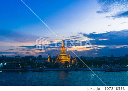 タイの暁の寺 ワットアルンの夜景(2023年撮影) タイの暁の寺 ワットアルンの夜景(2023年撮影) 107248558
