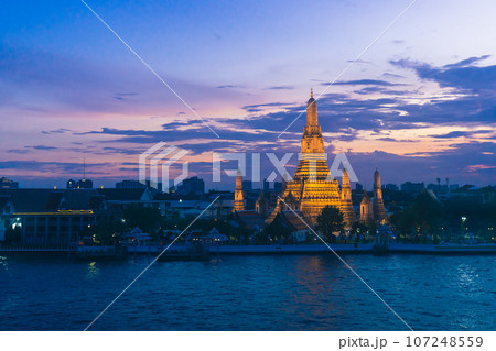 タイの暁の寺 ワットアルンの夜景(2023年撮影) タイの暁の寺 ワットアルンの夜景(2023年撮影) 107248559