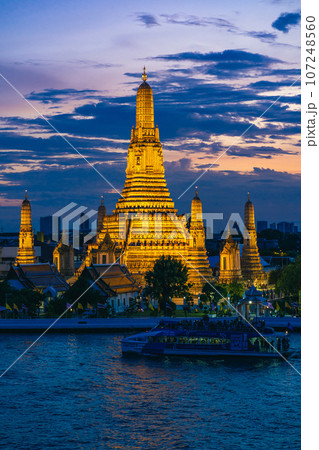 タイの暁の寺　ワットアルンの夜景（2023年撮影） 107248560