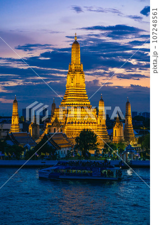 タイの暁の寺　ワットアルンの夜景（2023年撮影） 107248561