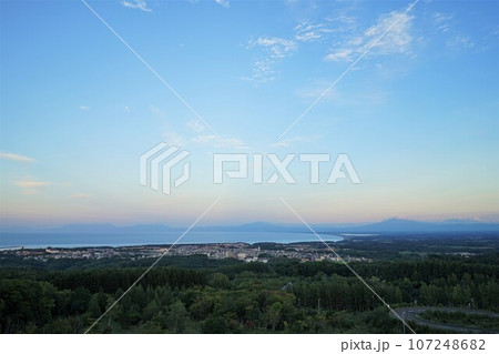 北海道網走市にあるオホーツク流氷館より撮影　網走市街と涛沸湖 107248682