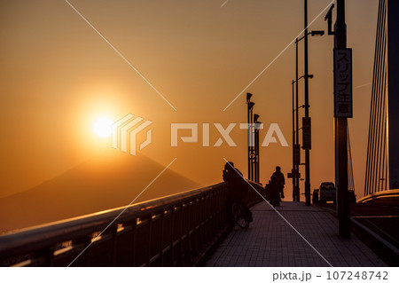 湘南銀河大橋とダイヤモンド富士（神奈川県平塚市） 107248742