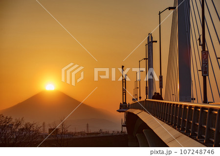 湘南銀河大橋とダイヤモンド富士（神奈川県平塚市） 107248746