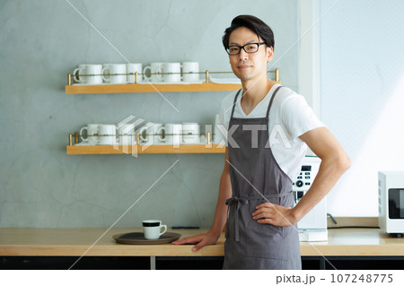 カフェ　男性 107248775