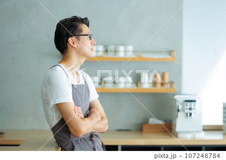 カフェ　男性 107248784