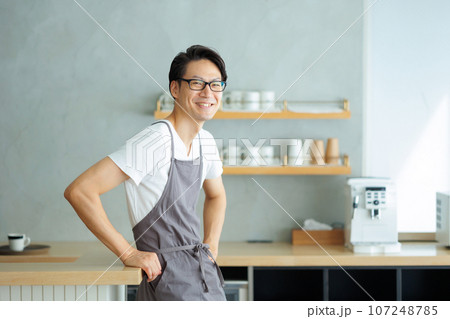 カフェ　男性 107248785