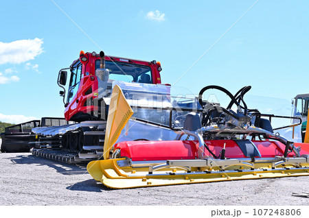 シーズンを待つ圧雪車 スキー場 ゲレンデ たんばらスキーパーク シーズンを待つ圧雪車 スキー場 ゲレンデ たんばらスキーパーク 107248806