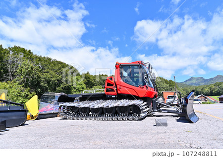 シーズンを待つ圧雪車　スキー場　ゲレンデ　たんばらスキーパーク 107248811