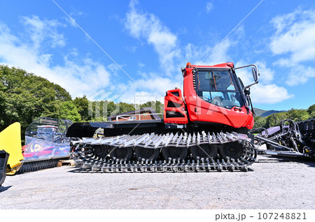 シーズンを待つ圧雪車　スキー場　ゲレンデ　たんばらスキーパーク 107248821