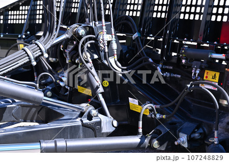 シーズンを待つ圧雪車 スキー場 ゲレンデ たんばらスキーパーク シーズンを待つ圧雪車 スキー場 ゲレンデ たんばらスキーパーク 107248829