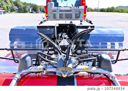 シーズンを待つ圧雪車　スキー場　ゲレンデ　たんばらスキーパーク 107248834