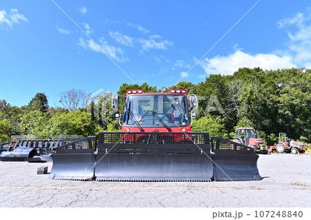 シーズンを待つ圧雪車 スキー場 ゲレンデ たんばらスキーパーク シーズンを待つ圧雪車 スキー場 ゲレンデ たんばらスキーパーク 107248840