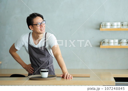 カフェ　男性 107248845