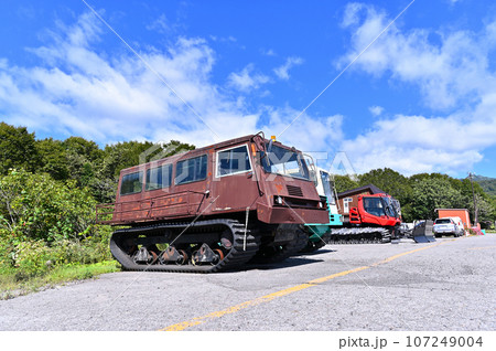 シーズンを待つ雪上車 スキー場 ゲレンデ たんばらスキーパーク シーズンを待つ雪上車 スキー場 ゲレンデ たんばらスキーパーク 107249004