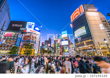日本の東京都市景観 9月。全国・47都道府県/減↓。賑わう渋谷駅前。脱マスク完了、輝く希望の時代へ 日本の東京都市景観 9月。全国・47都道府県/減↓。賑わう渋谷駅前。脱マスク完了、輝く希望の時代へ 107249189