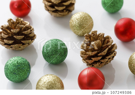 カラフルなクリスマスオーナメント カラフルなクリスマスオーナメント 107249386