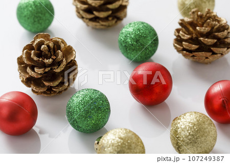 カラフルなクリスマスオーナメント 107249387