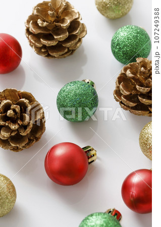 カラフルなクリスマスオーナメント カラフルなクリスマスオーナメント 107249388