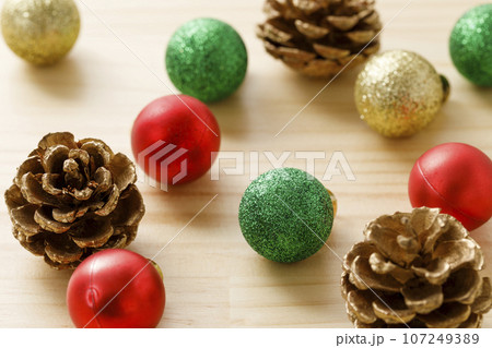カラフルなクリスマスオーナメント カラフルなクリスマスオーナメント 107249389