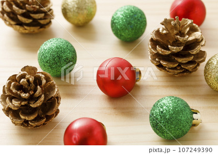 カラフルなクリスマスオーナメント カラフルなクリスマスオーナメント 107249390