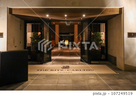 南国沖縄の高級リゾートホテル、ザ・リッツカールトン沖縄のエントランス　ロビー 107249519