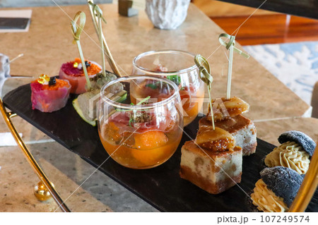 南国沖縄の高級リゾートホテル、ザ・リッツカールトン沖縄のアフタヌーンティ 107249574